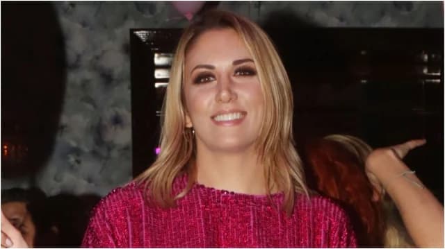 פוטייני פטרויאני: תמונה עם בנה מול עץ חג המולד