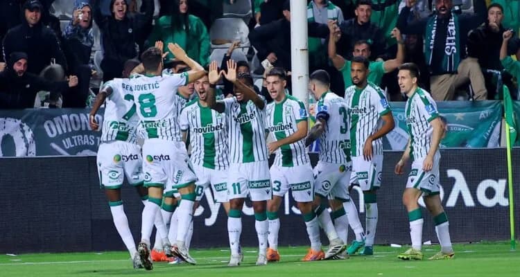 Omonias Kader mit Mae für das Derby gegen Apollon