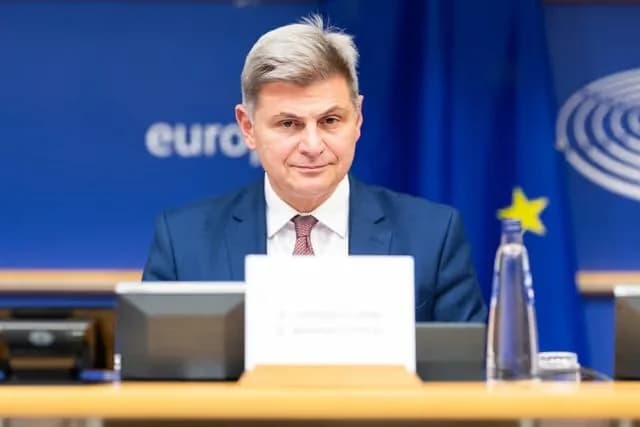 Φαραντούρης: Νέα ερώτηση στην Κομισιόν για funds και servicers