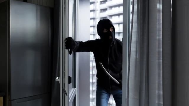 Thessaloniki: Einbrecher stürzen bei Einbruch von Balkon