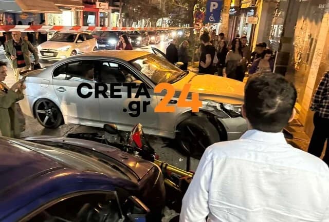 伊拉克利翁：汽车偏离路线，撞上埃文斯街的停放车辆