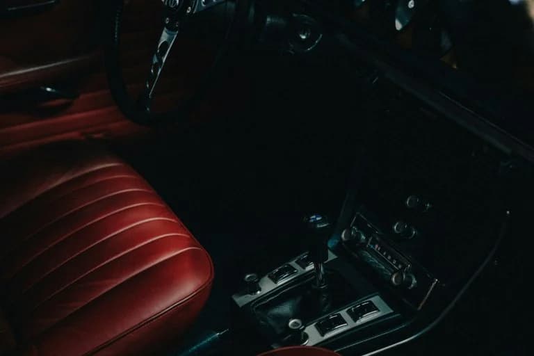 Was tun, wenn das Gaspedal in einem Automatikauto hängen bleibt?