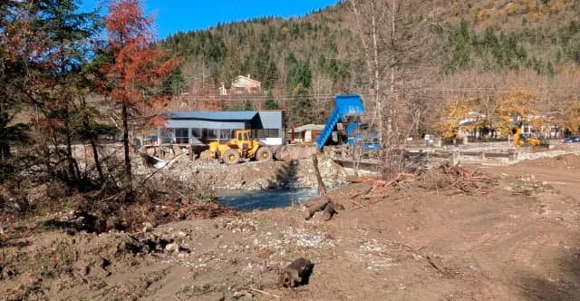 Schäden und Straßensperrungen in Aspropotamos Trikala aufgrund von Überschwemmungen