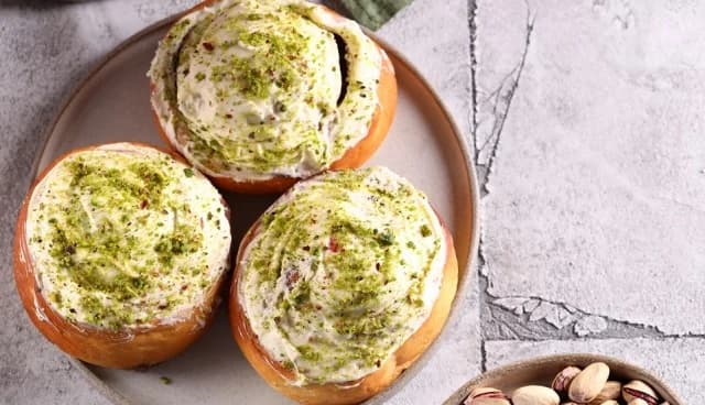 Rollos de Canela y Pistacho: Una Receta Esponjosa