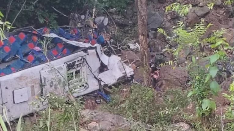 哥伦比亚：载有学生的巴士坠入山沟，至少10人死亡