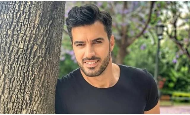 Yannis Tsimitselis: Unrecognizable with blonde hair – New look!