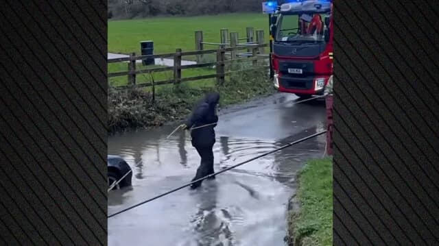 Großbritannien: Feuerwehr 'rettet' Frau aus Pfütze – Video