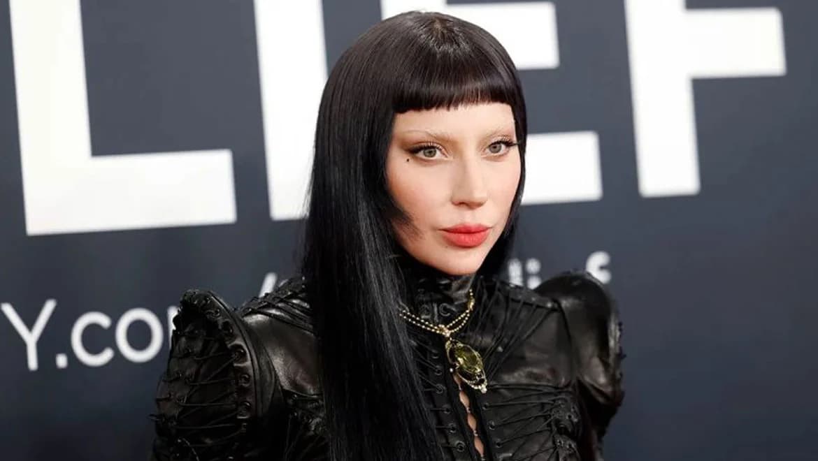 Lady Gaga: Dancer slips on stage in Sydney
