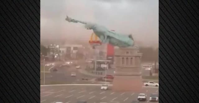 Fuerte viento derriba réplica de la Estatua de la Libertad en Brasil