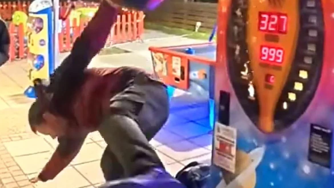 Eftychis Bletsas: Neuer epischer Sturz im Weihnachtspark geht viral