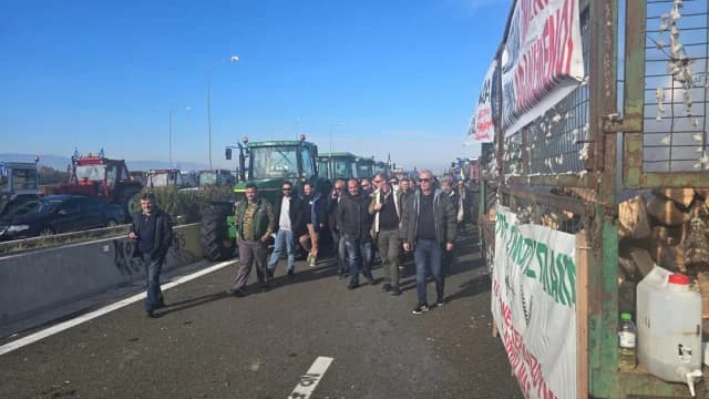 Agricultores de Karditsa intensifican las protestas y rechazan reunirse con Mitsotakis