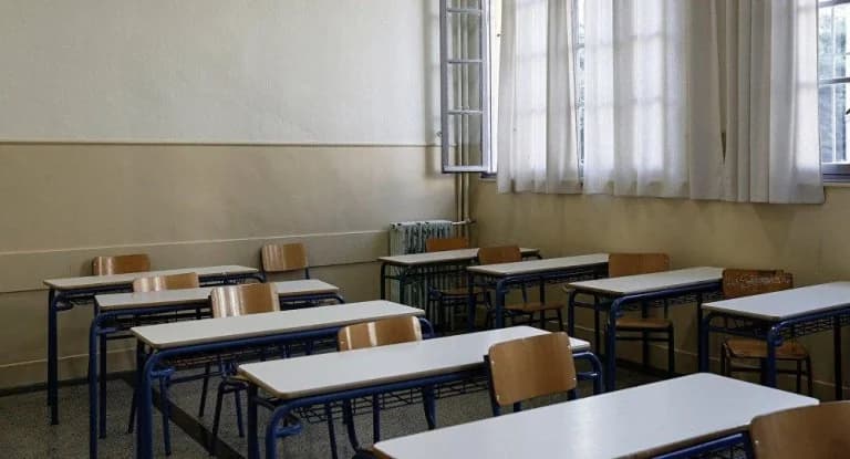 אגלאו: מחלוקת סביב מורה שהקרינה 'מראה שחורה' לתלמידים