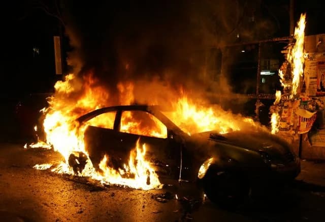 Fahrzeugbrand: Polizei ermittelt wegen Brandstiftung