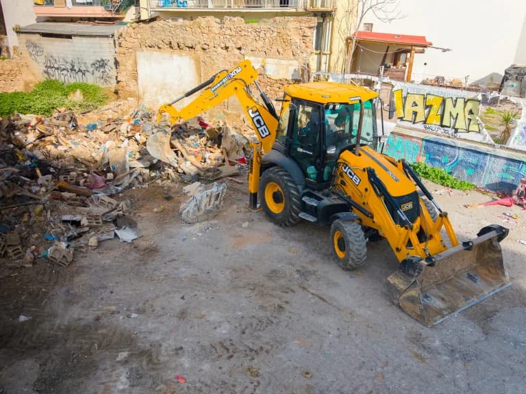 Municipio de Atenas: Demolición de edificios peligrosos en curso