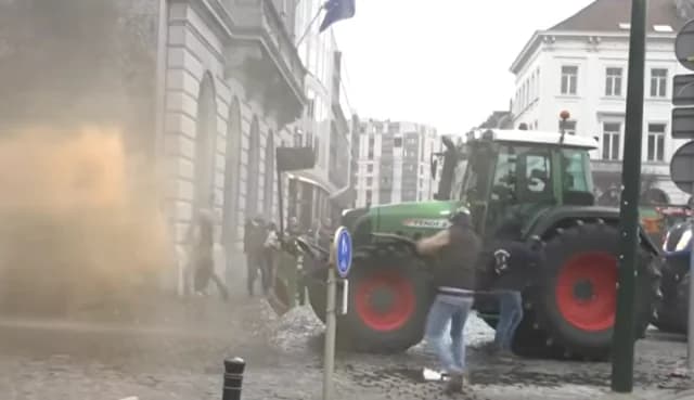Βρυξέλλες: Επεισόδια και δακρυγόνα σε αγροτική διαμαρτυρία