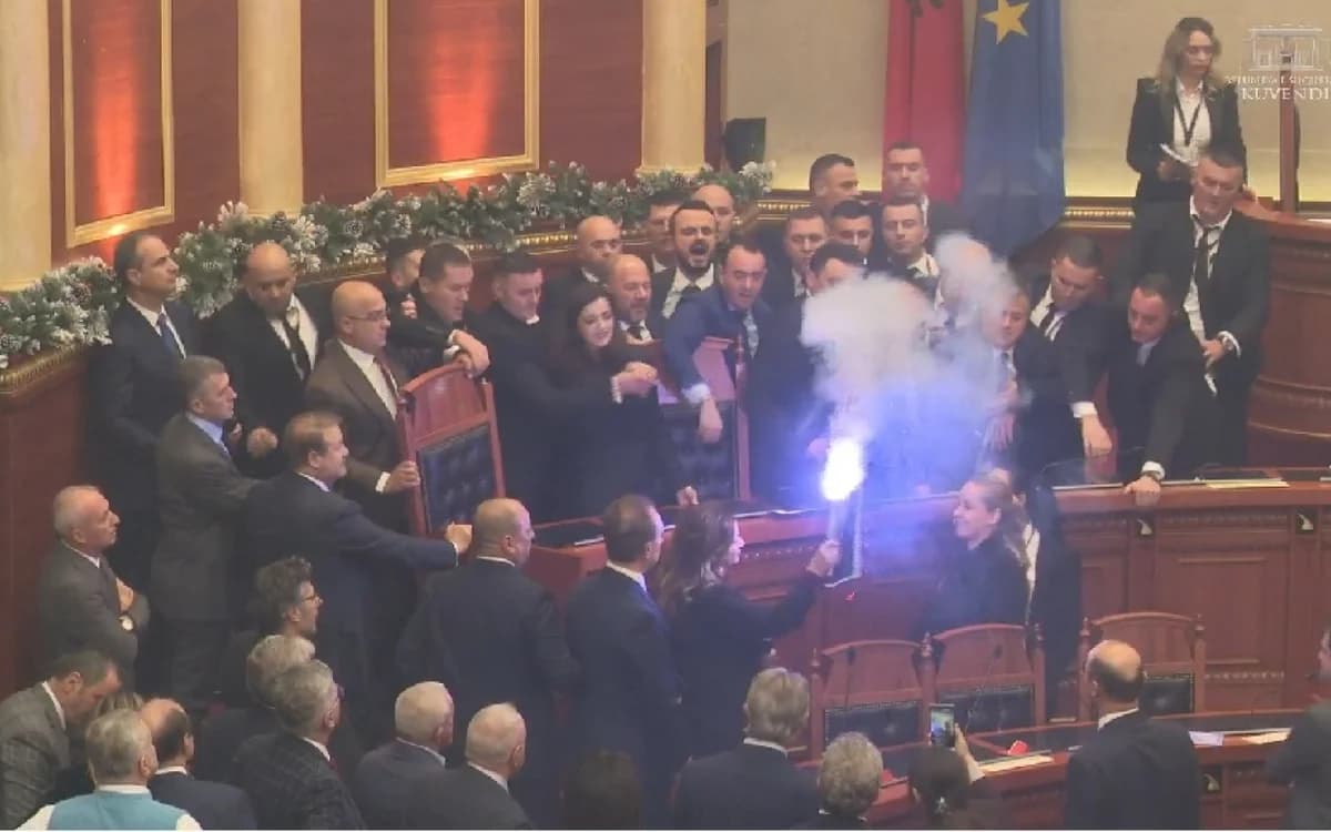 Ένταση στο κοινοβούλιο της Αλβανίας: Συγκρούσεις και καπνογόνα