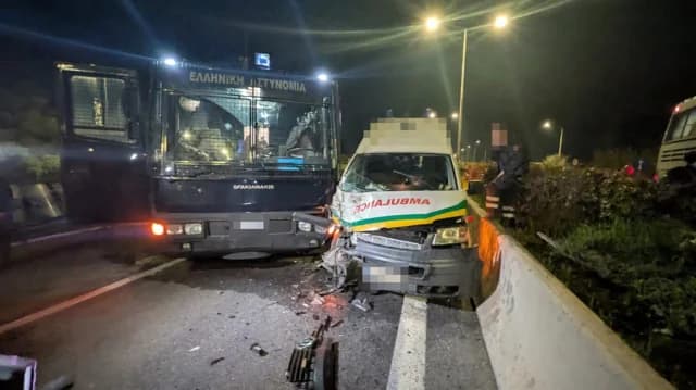 Σοβαρό ατύχημα στον Πλατύκαμπο Λάρισας: Ασθενοφόρο συγκρούστηκε με κλούβα της Αστυνομίας