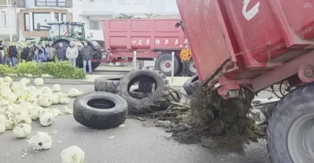 法国农民在马克龙度假屋外抗议