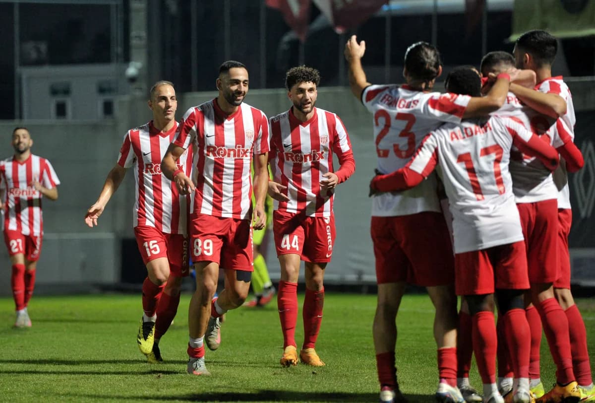 Nea Salamina setzt ungeschlagene Serie mit 2:0-Sieg gegen Ethnikos Latsion fort