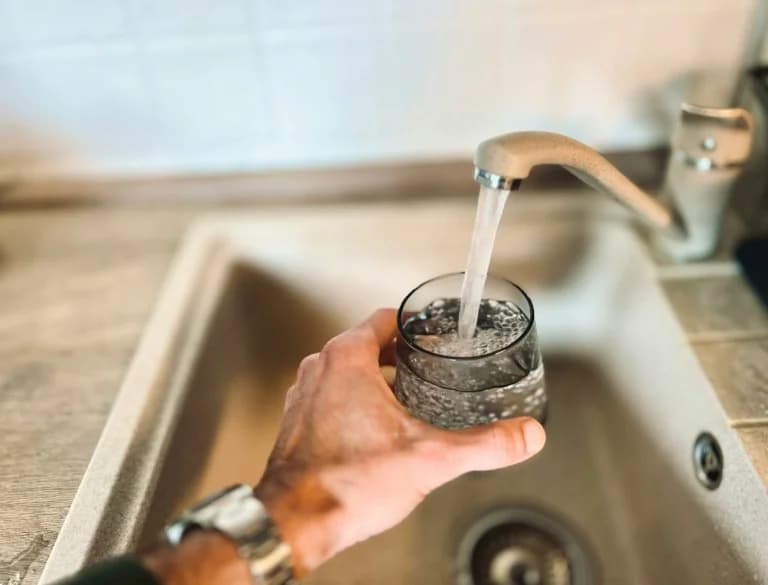 希腊激进左翼联盟：水费上涨是反社会的