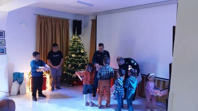 Weihnachtsfeier mit Geschenken für Schüler in Agathonisi