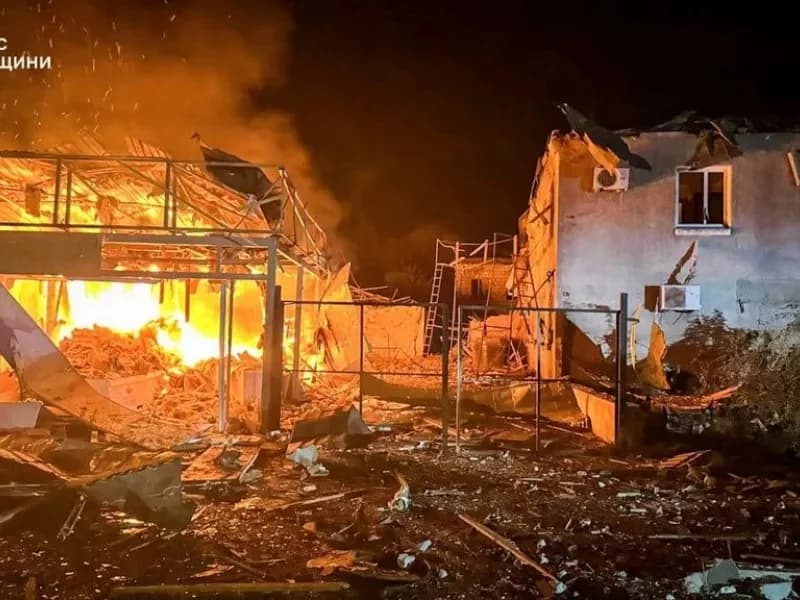 Ukraine: Russische Angriffe in Odessa verursachen Feuer in Öllager
