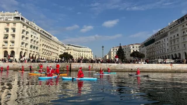 «Santa SUP» in Thessaloniki: Weihnachtliches Stand-Up-Paddling im Thermaischen Golf