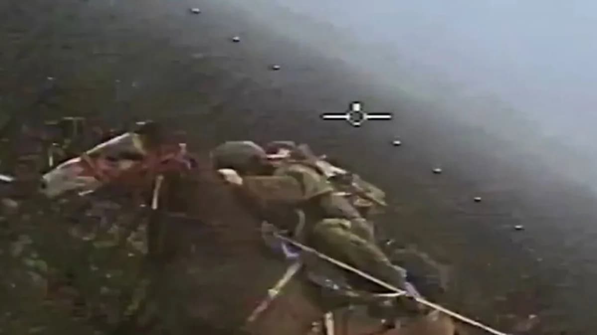 乌克兰：俄军士兵使用马匹，遭无人机袭击