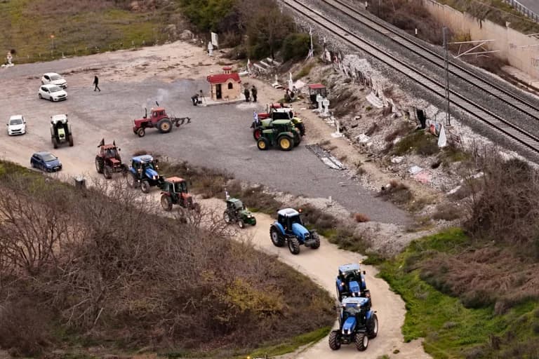 טמפה: חקלאים מכבדים את הקורבנות בדקת דומייה באנדרטה