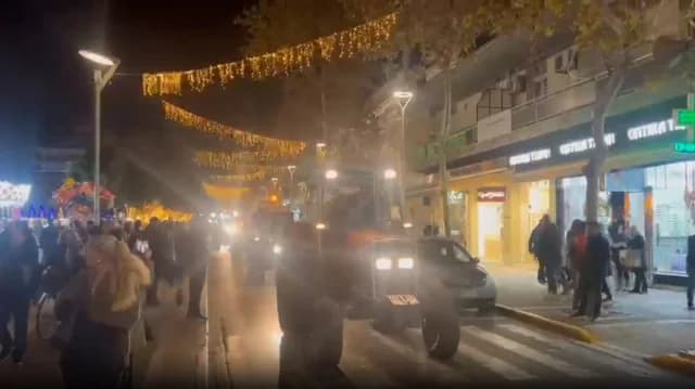 Каламата: Фермеры протестуют на тракторах в центре города