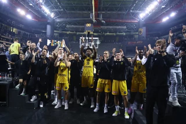 Wende: AEK - Aris Spiel mit Fans in der Basket League