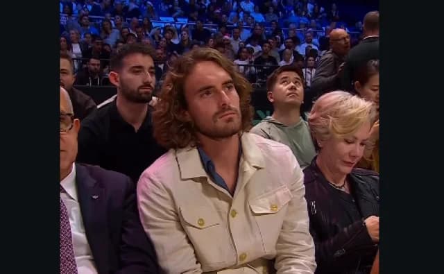 Stefanos Tsitsipas besucht Basketballspiel in Dubai