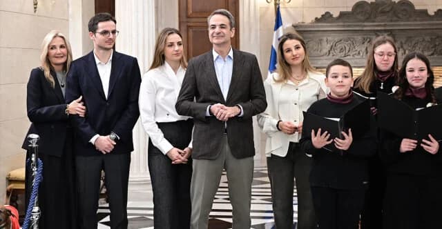 Μαθητές έψαλλαν τα κάλαντα στον Μητσοτάκη – Ο «Άγιος Βασίλης» Πίνατ