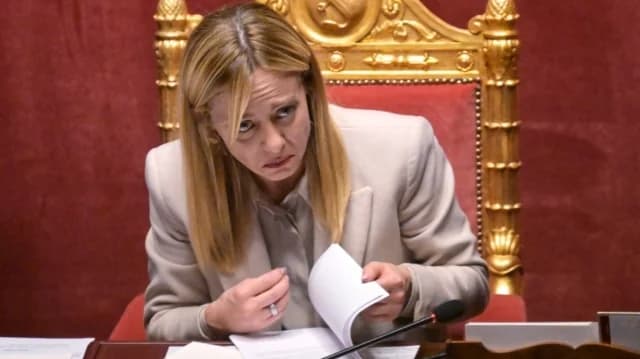 Μελόνι: «Ήταν μια δύσκολη χρονιά, αλλά μην ανησυχείτε, η επόμενη θα είναι χειρότερη»