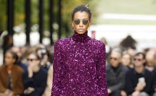 Λαμπερά party looks με sequined κομμάτια