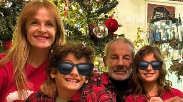 Seltenes Foto von Stavros Xarchakos mit Hero Saia und ihren Kindern