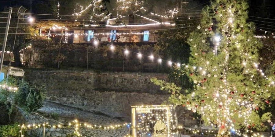 Starker Verkehr zum Weihnachtsdorf Fikardou