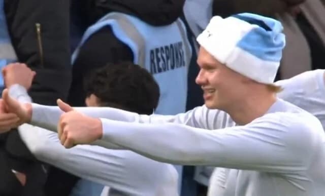 Haaland feiert City-Sieg mit Weihnachtsmannmütze