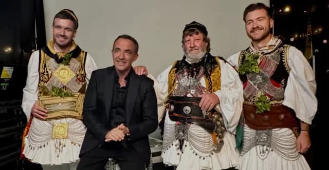Νίκος Αλιάγας: Συγκίνηση στην γαλλική τηλεόραση με τσάμικο και Λάρα Φαμπιάν