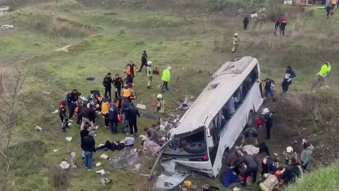 Turquía: Autobús cae a una zanja en Estambul – Tres muertos, 10 heridos