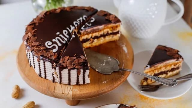 Σπιτική τούρτα σοκολάτας σαν Snickers: Αφράτη και λαχταριστή