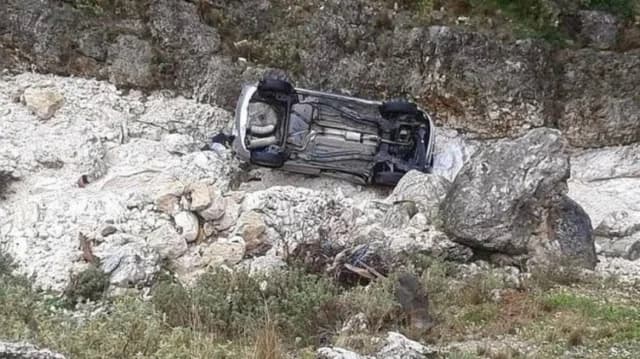 Chania: Fahrer bewusstlos geborgen, nachdem Auto in Schlucht stürzt