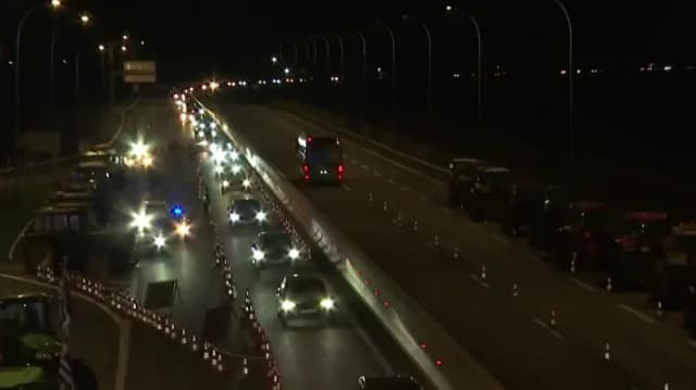 Verkehrschaos: Kilometerlange Staus durch Bauernblockaden