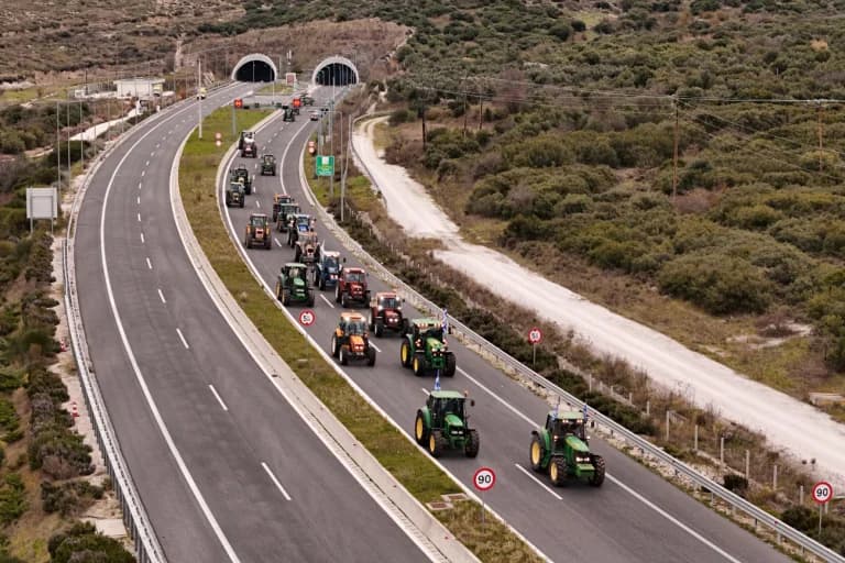 Agricultores: Tsiaras devuelve la responsabilidad a los bloqueos