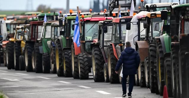 Αγρότες συνεχίζουν τις κινητοποιήσεις και κλείνουν δρόμους
