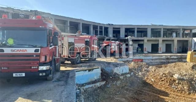 Υπό έλεγχο η φωτιά σε εργοτάξιο ξενοδοχείου στην Ανάληψη Χερσονήσου