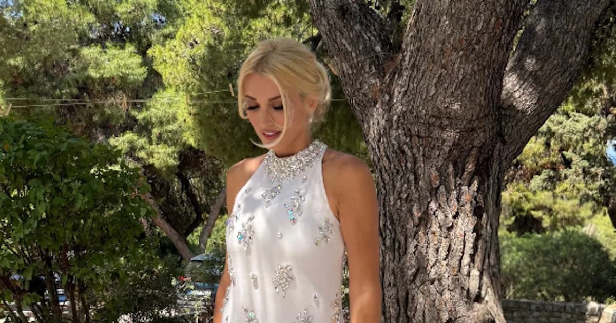 Konstantina Spyropoulou im weißen Minikleid bei der Taufe ihres Sohnes
