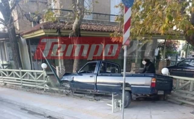 Patras: Vehículo agrícola choca contra restaurante, conductor herido