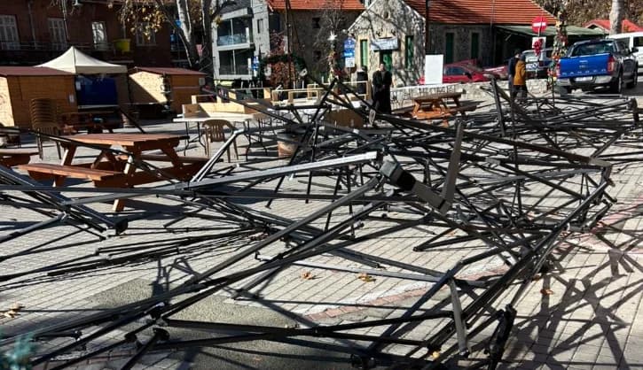 Ανεμοστρόβιλος προκάλεσε ζημιές σε Χριστουγεννιάτικο Χωριό