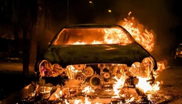 Zwei Fahrzeuge in Larnaka in Flammen – Ermittlungen laufen